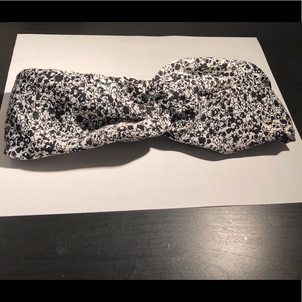 2/$10 Torrid black and white flower twist headband
